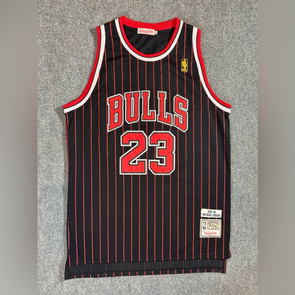 Vintage Chicago Bulls men’s Mitchell & Ness #23 Michael Jordan Jersey Size XL